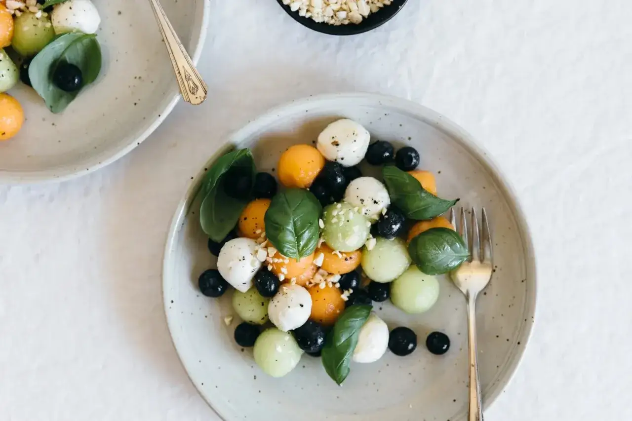 En uppfriskande melonsallad med mozzarella, bl&aring;b&auml;r och basilika. En perfekt somrig r&auml;tt.