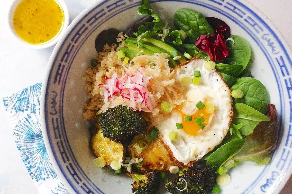 En sk&aring;l med quinoa, stekt &auml;gg, broccoli, avokado och gr&ouml;nsaker. Perfekt magkatarr mat f&ouml;r en lugn mage.