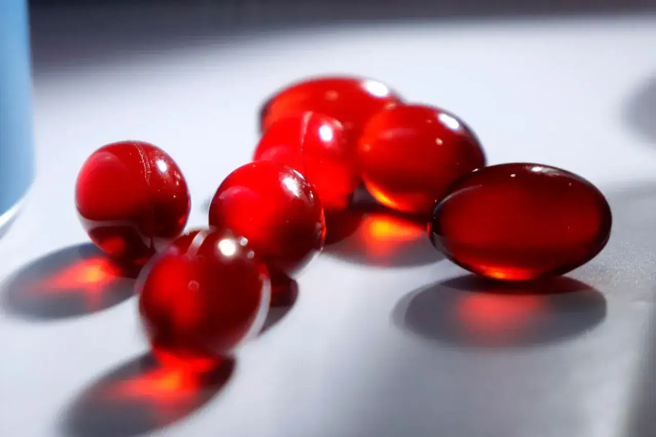 R&ouml;da kapslar med astaxanthin, som kan ge biverkningar.
