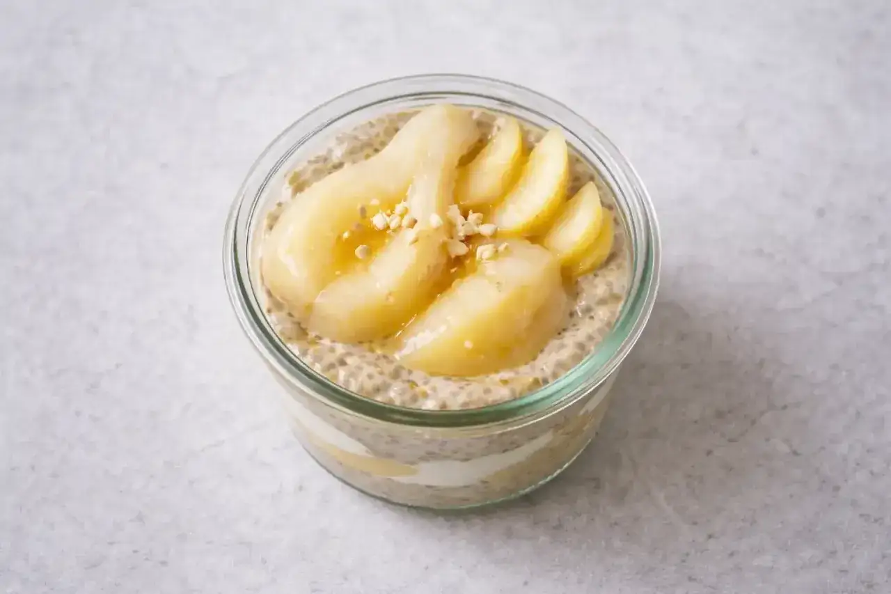 Chiapudding med p&auml;ron och n&ouml;tter i glasburk. Perfekt f&ouml;r en h&aring;llbar frukost eller mellanm&aring;l.
