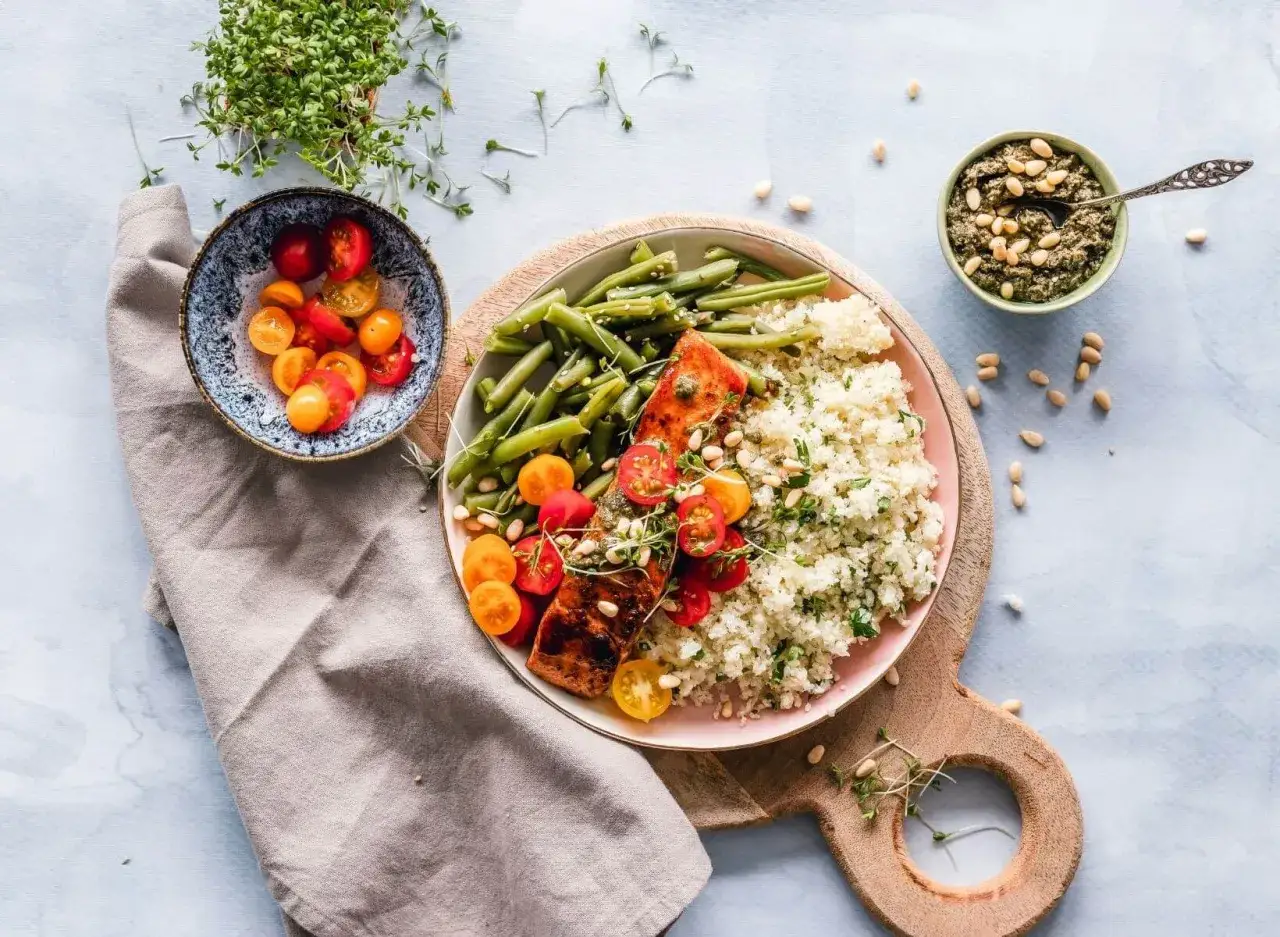 En h&auml;lsosam m&aring;ltid med lax, gr&ouml;na b&ouml;nor, blomk&aring;lsris och tomater. Perfekt f&ouml;r en diet gi.
