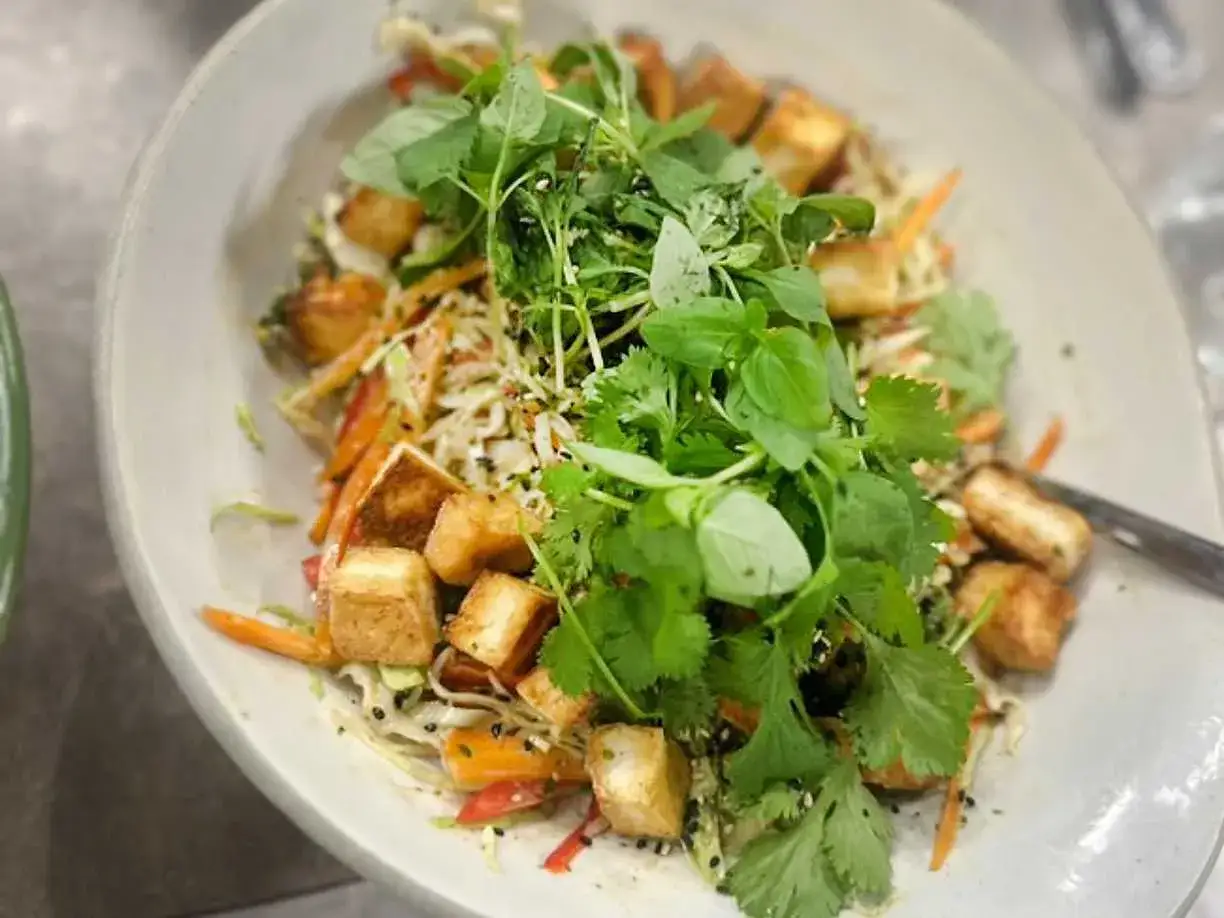 En fr&auml;sch sallad med krispiga gr&ouml;nsaker, gyllene tofu och &ouml;rter. Ett perfekt lunch 300 kcal-alternativ.