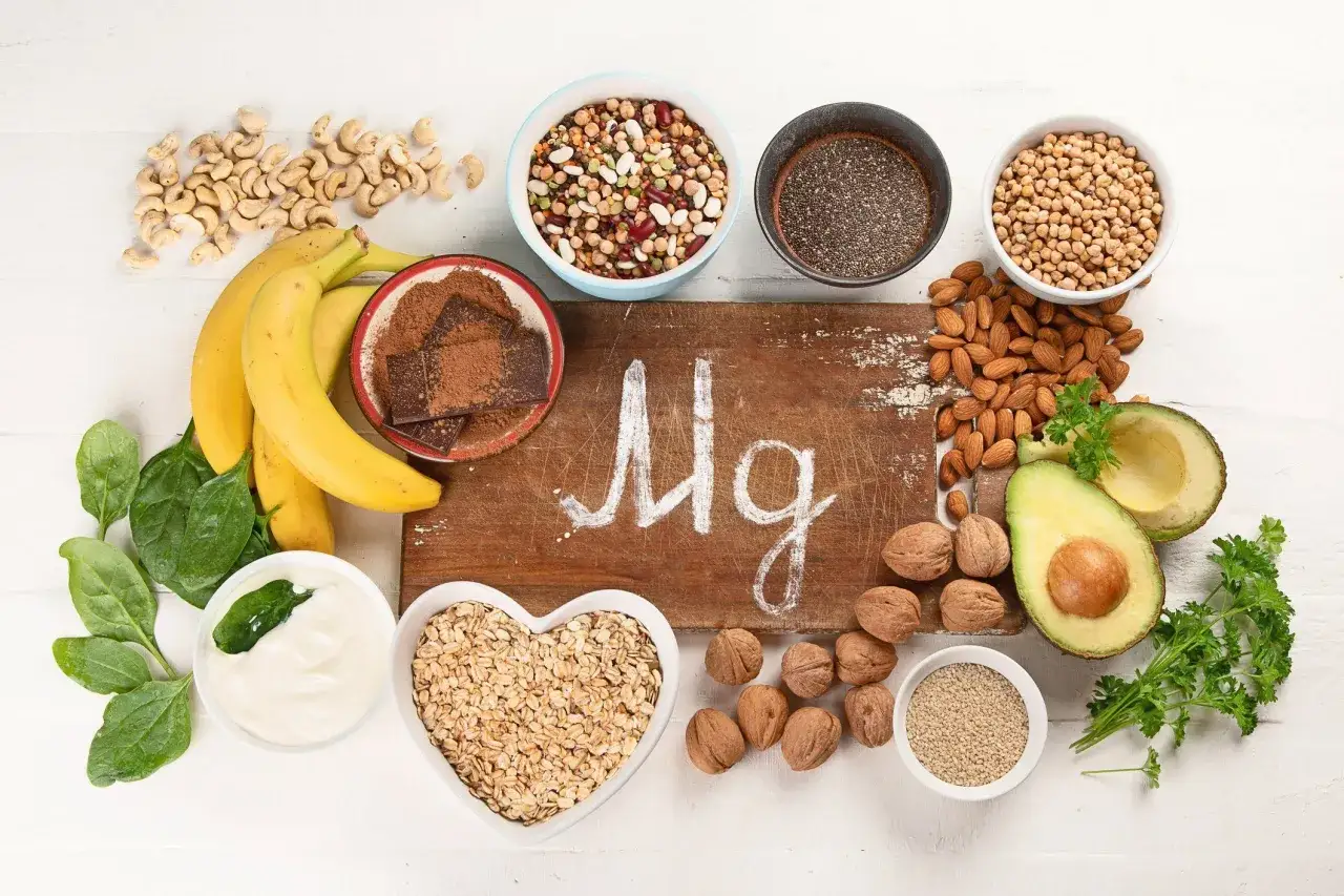 Magnesiumrika livsmedel som n&ouml;tter, fr&ouml;n, bananer och m&ouml;rk choklad. Dessa kan bidra till att undvika magnesiumbrist och d&auml;rmed potentiell viktuppg&aring;ng.