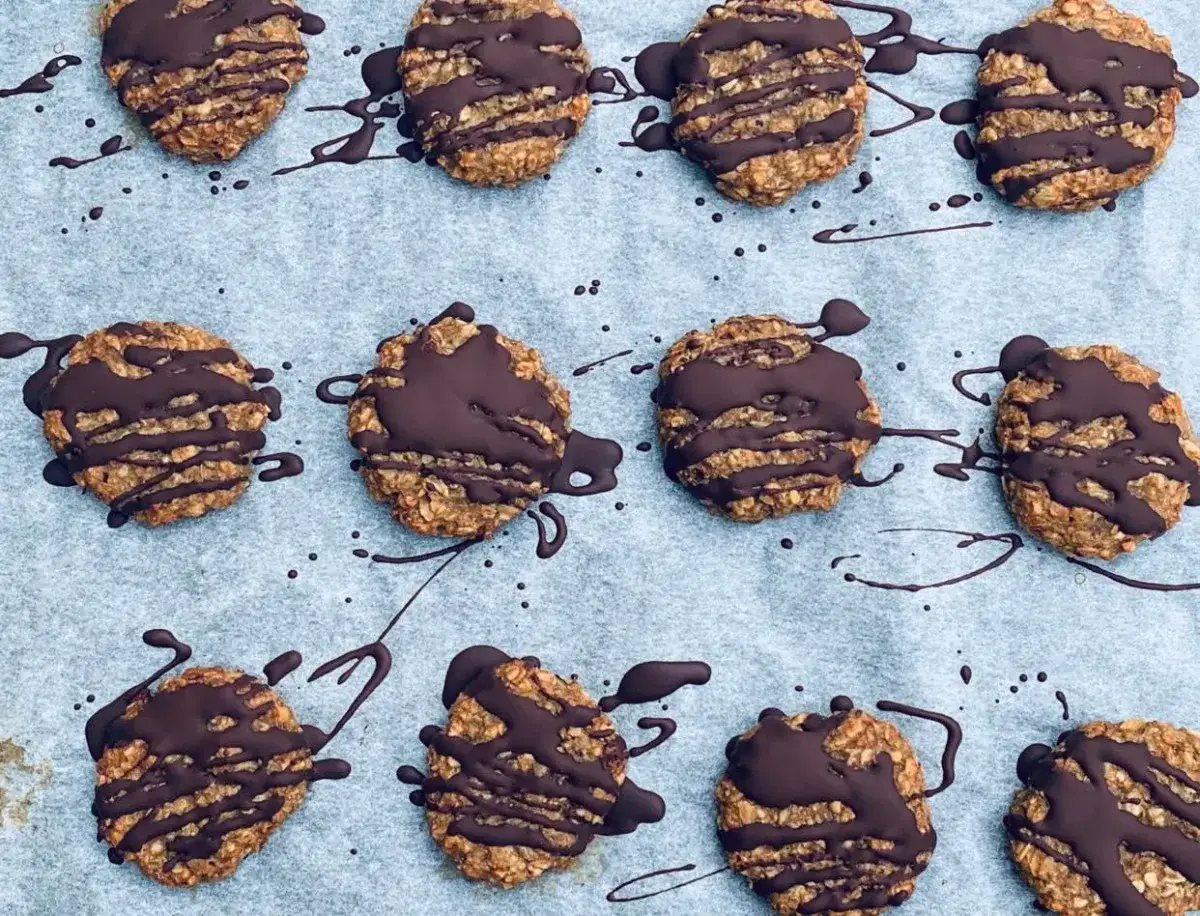 En rad med hembakade, nyttiga kakor med chokladdrizzle. Perfekta f&ouml;r fikat!