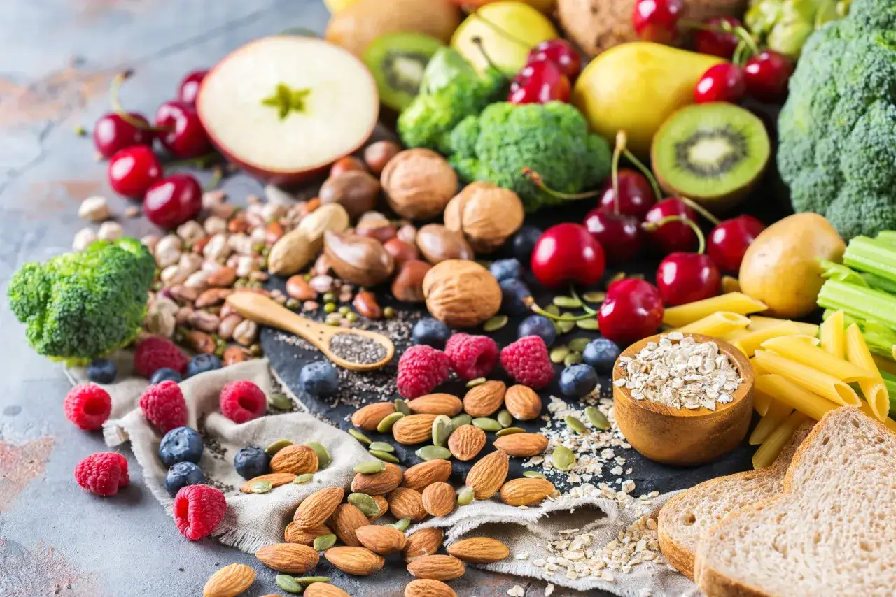 En härlig blandning av frukt, nötter, frön och fullkornsprodukter som visar upp fiberrik mat.