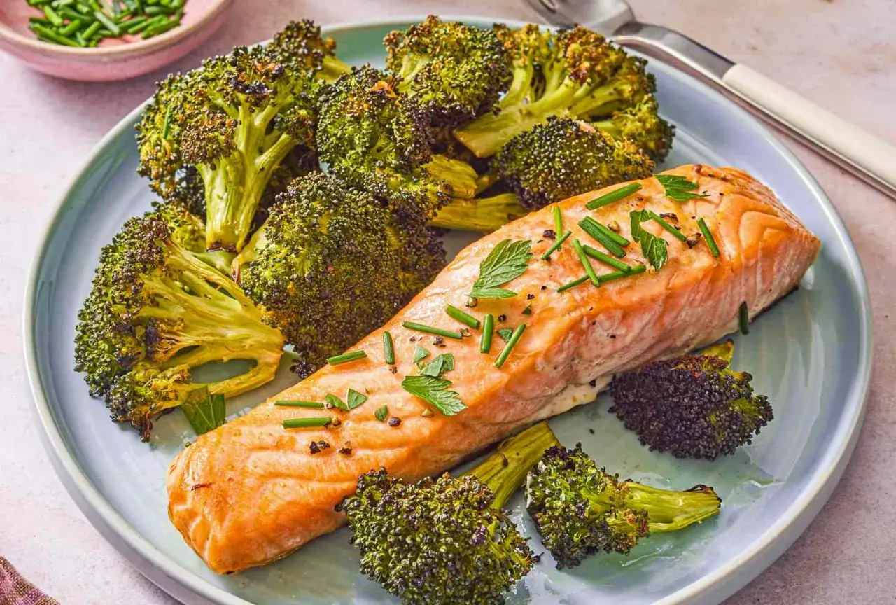 En saftig laxfil&eacute; med ugnsrostad broccoli, en perfekt middag p&aring; cirka 400 kcal.