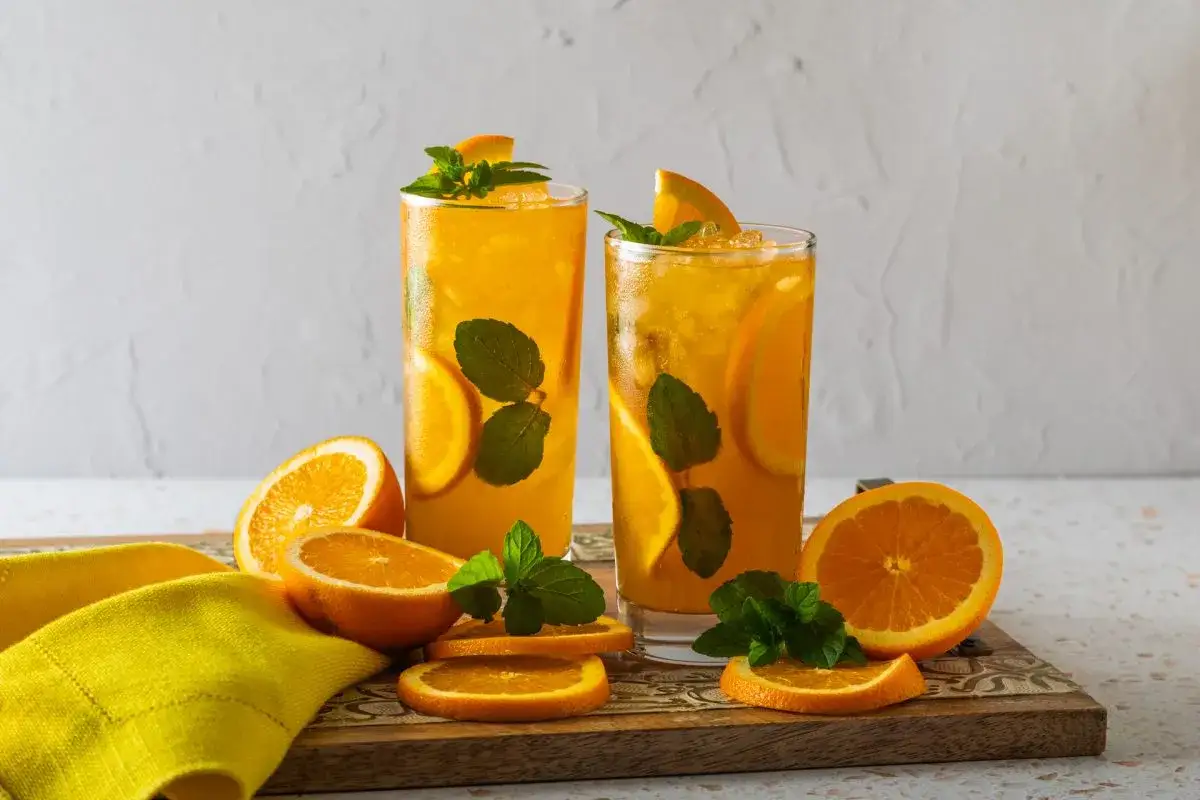 Tv&aring; glas med is och apelsin, perfekt f&ouml;r ett iste recept. Garnerade med mynta och apelsinskivor.