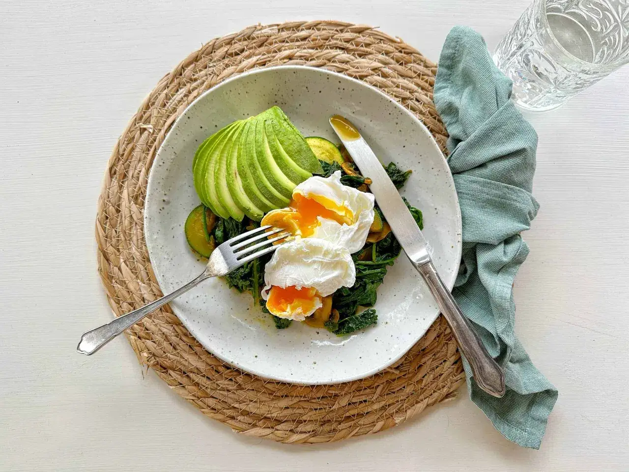 En n&auml;ringsrik 5:2 frukost med pocherade &auml;gg, avokado och gr&ouml;nsaker.