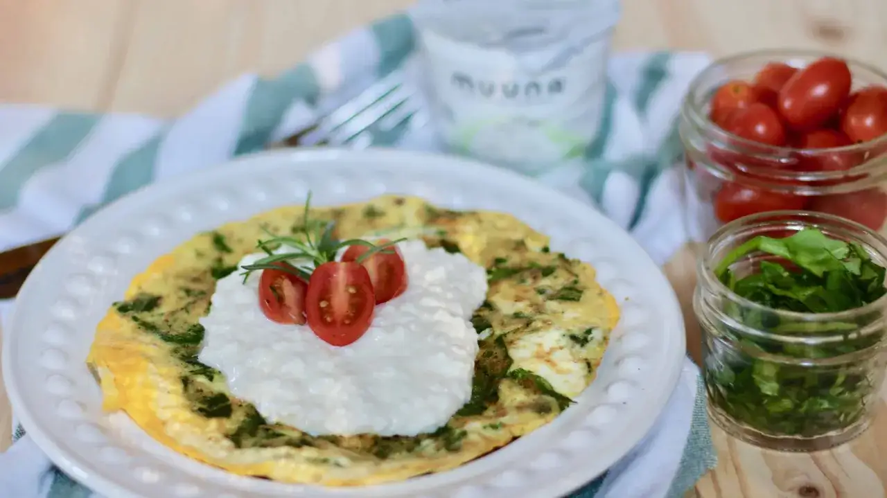 En h&auml;rlig och nyttig omelett med f&auml;rskost, k&ouml;rsb&auml;rstomater och &ouml;rter. Perfekt f&ouml;r en h&auml;lsosam frukost eller lunch.