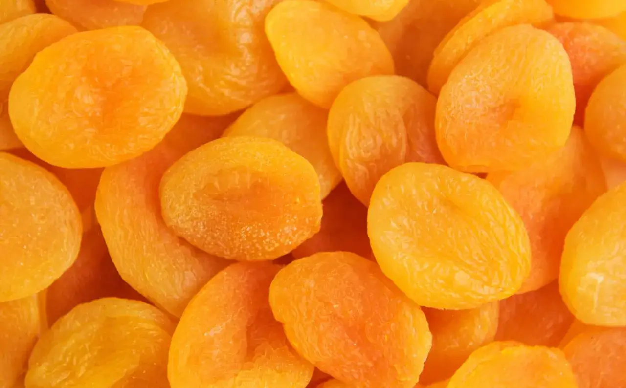 En h&ouml;g med torkade aprikoser, en nyttig och s&ouml;t snack som ger energi.