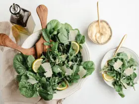 En fräsch sallad med ruccola, parmesan och citron. Gröna blad är rika på magnesium, vars egenskaper är viktiga för kroppen.
