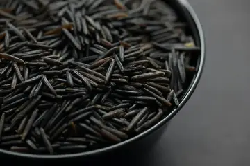 En skål med svart ris, ett nyttigt och näringsrikt livsmedel.