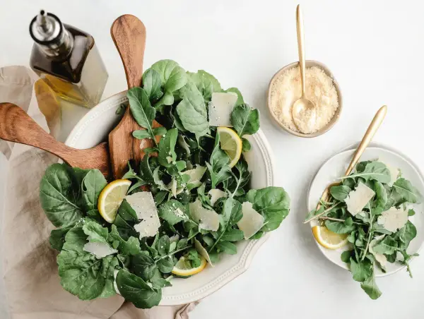 En fräsch sallad med ruccola, parmesan och citron. Gröna blad är rika på magnesium, vars egenskaper är viktiga för kroppen.